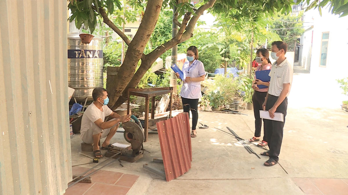 Ban Công tác Mặt trận xã Tứ Hiệp, Thanh Trì, TP Hà Nội cùng Tổ giám sát trong một buổi tuyên truyền vận động người dân phòng chống dịch bệnh. Ảnh: Nguyễn Phượng.