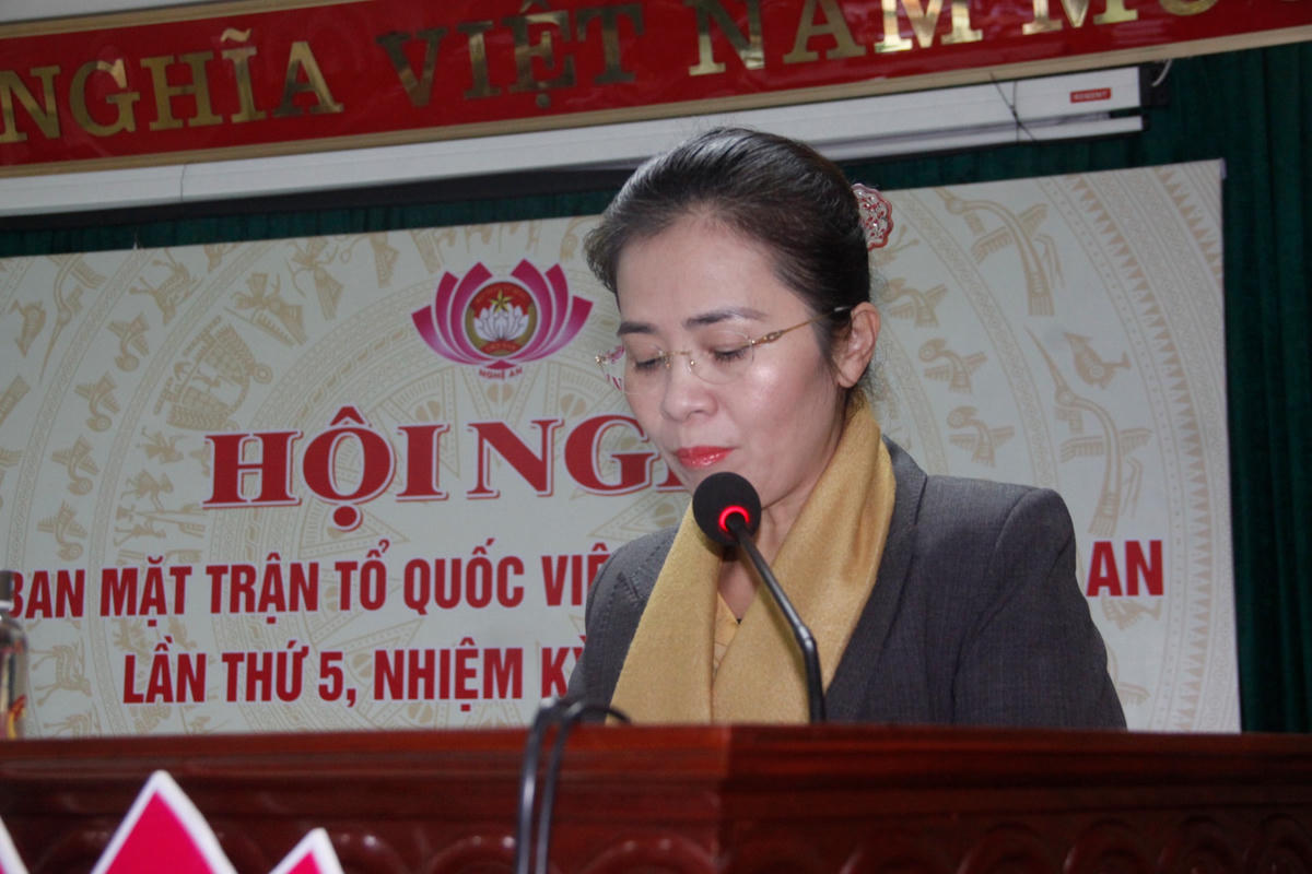 Bà Võ Thị Minh Sinh, Chủ tịch Ủy ban MTTQ tỉnh phát biểu tại Hội nghị.