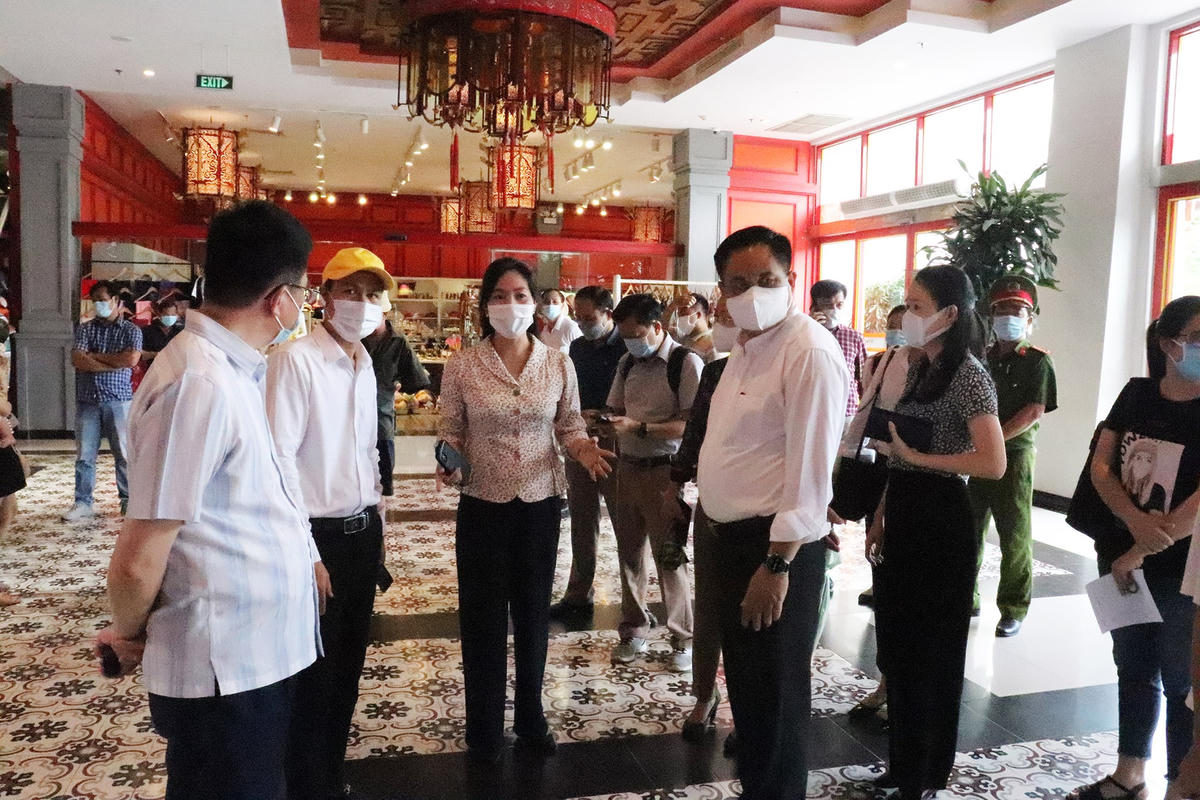 Kiểm tra công tác phòng dịch tại Khu vui chơi giải trí Sun World Hạ Long Park. (Ảnh: Báo Quảng Ninh).