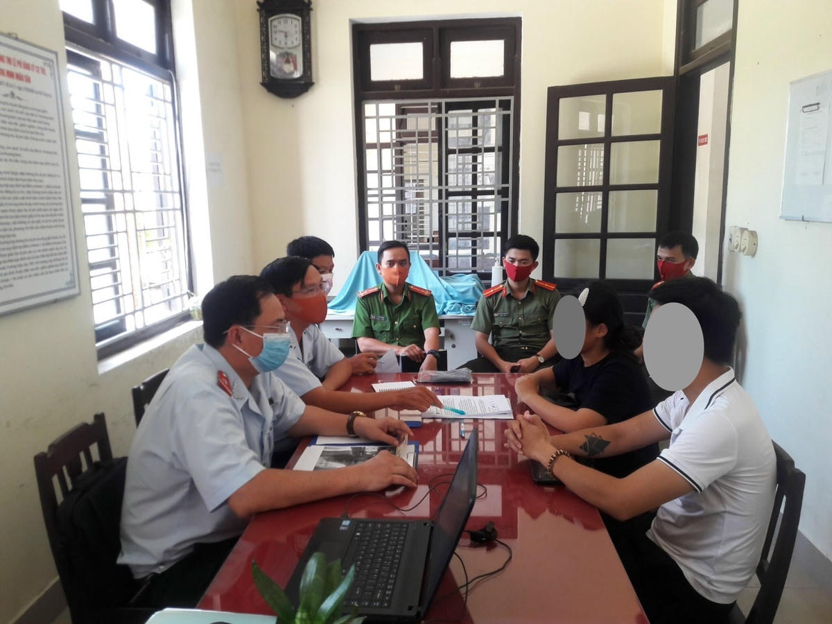 Lực lượng chức năng làm việc chủ tài khoản vi phạm. Ảnh CTV.