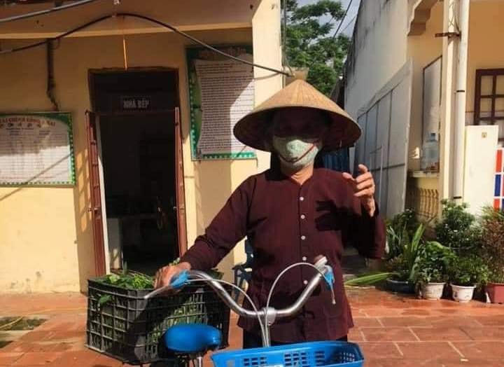 Cụ Nguyễn Thị Nụ hàng ngày chở rau ủng hộ tổ hậu cần khu cách ly xã Tuấn Đạo.  
