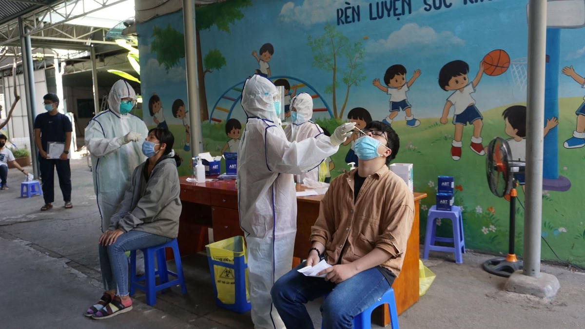 Điểm lấy mẫu xét nghiệm tại trường Tiểu học Nguyễn Trung Trực, TP Thủ Đức (Ảnh: Đ.Phương).