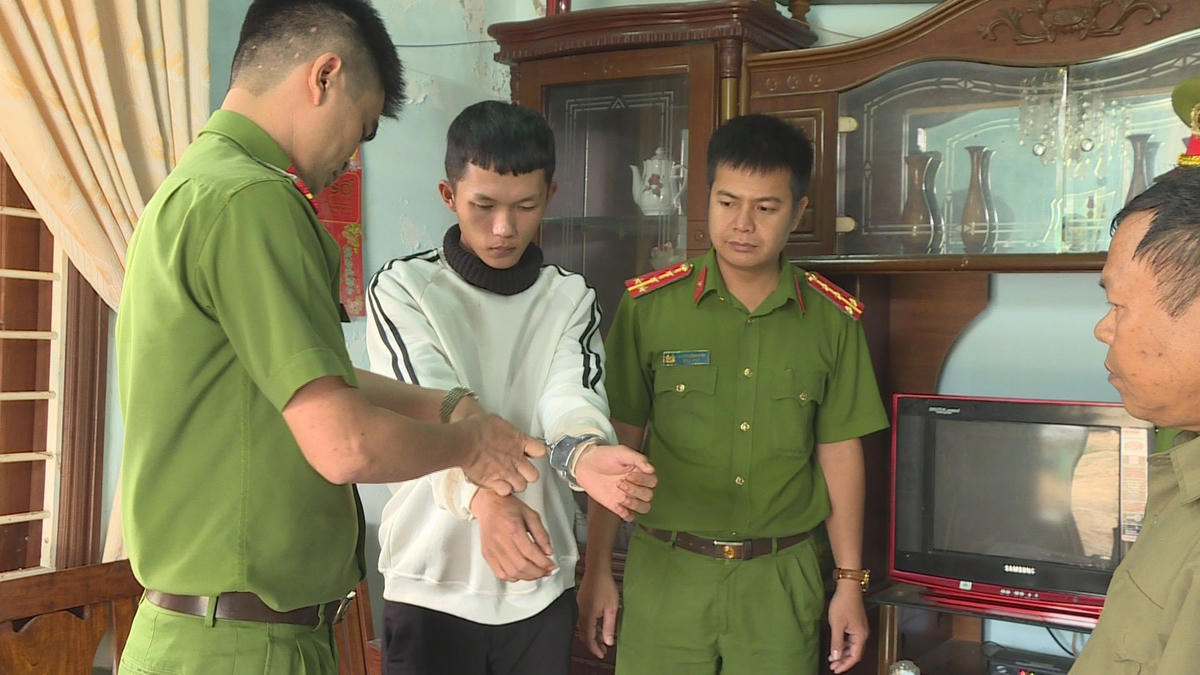 Công an tiến hành bắt giữ Dương Tiến Quang.