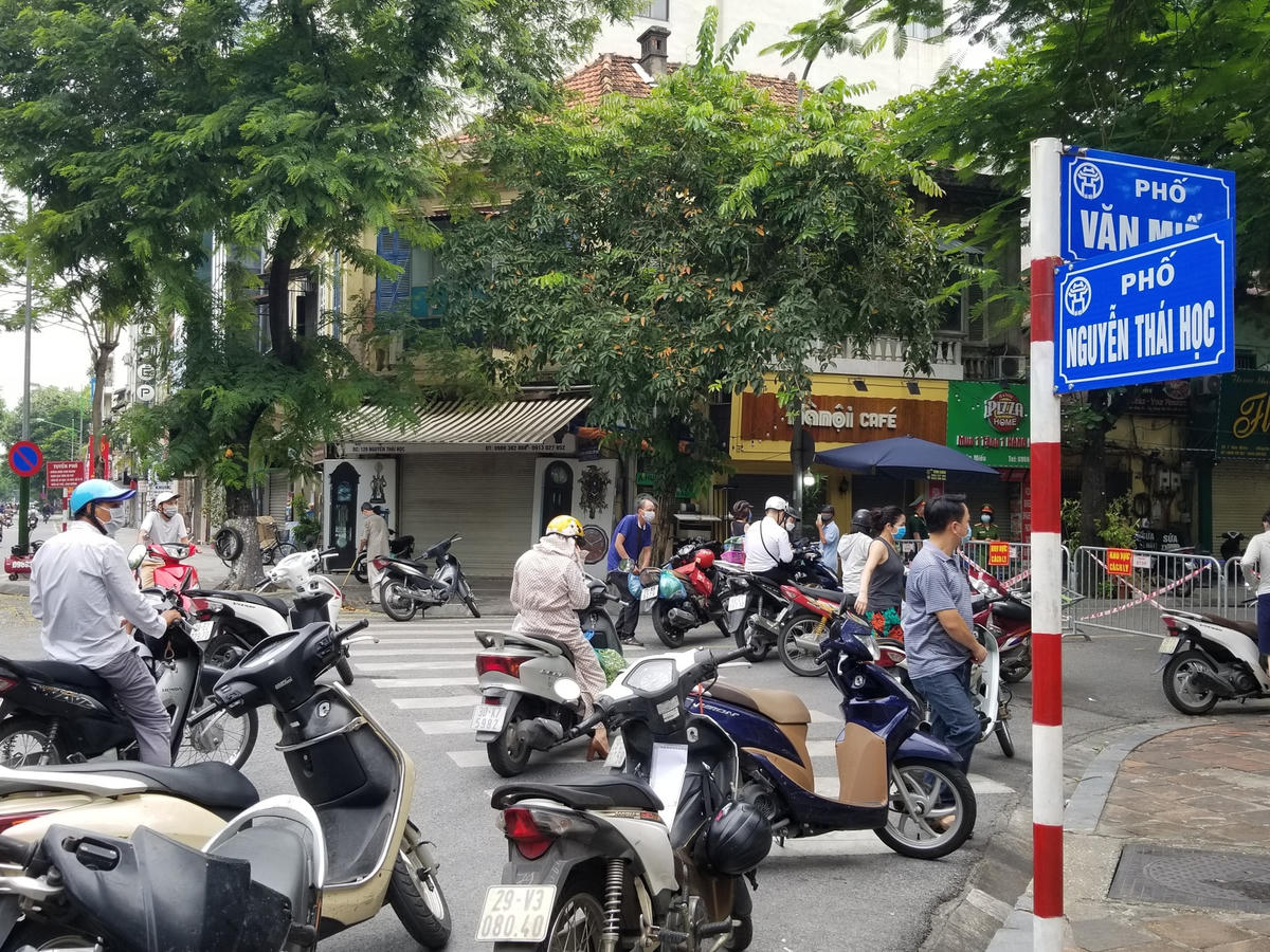 Ghi nhận của PV Báo Đại Đoàn Kết Online sáng 23/8, ngay từ sớm nhiều người dân đã tập trung tại chốt vòng ngoài Văn Miếu - Nguyễn Thái Học (phường Văn Miếu) để tiếp tế nhu yếu phẩm cho người thân bên trong khu cách ly.