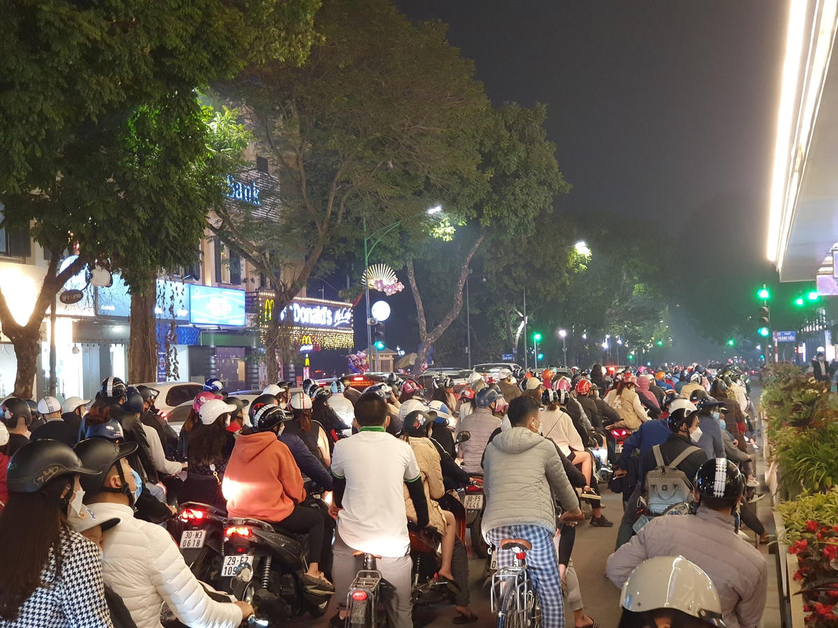 Theo ghi nhận của PV Đại Đoàn Kết Online, tối 24/12, nhiều tuyến phố của Hà Nội trở nên đông nghẹt.