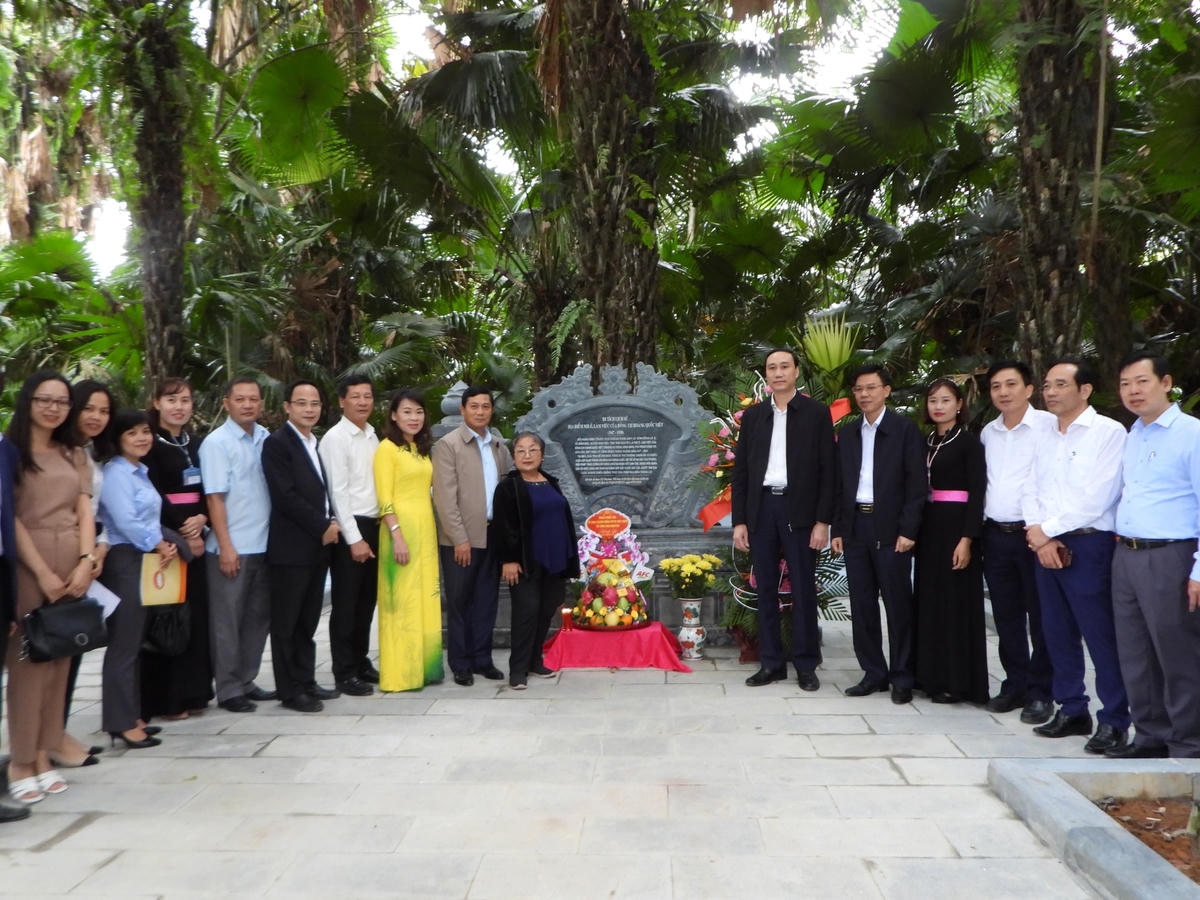 Đoàn công tác của Uỷ ban Trung ương MTTQ Việt Nam thăm Nơi ở, làm việc của đồng chí Hoàng Quốc Việt.