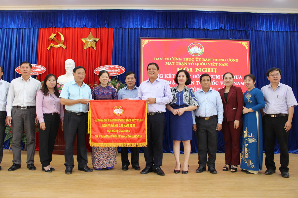 Trao cờ cho đơn vị đăng cai tổ chức cụm thi đua Nam sông Hậu năm 2021.