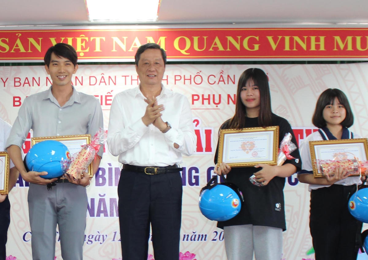 Ông Phạm Văn Hiểu, Phó Bí thư Thành uỷ trao giải cho các cá nhân, tập thể đạt giải cao 
