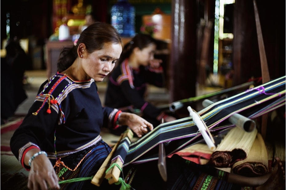 Lưu giữ nghề dệt thổ cẩm truyền thống.