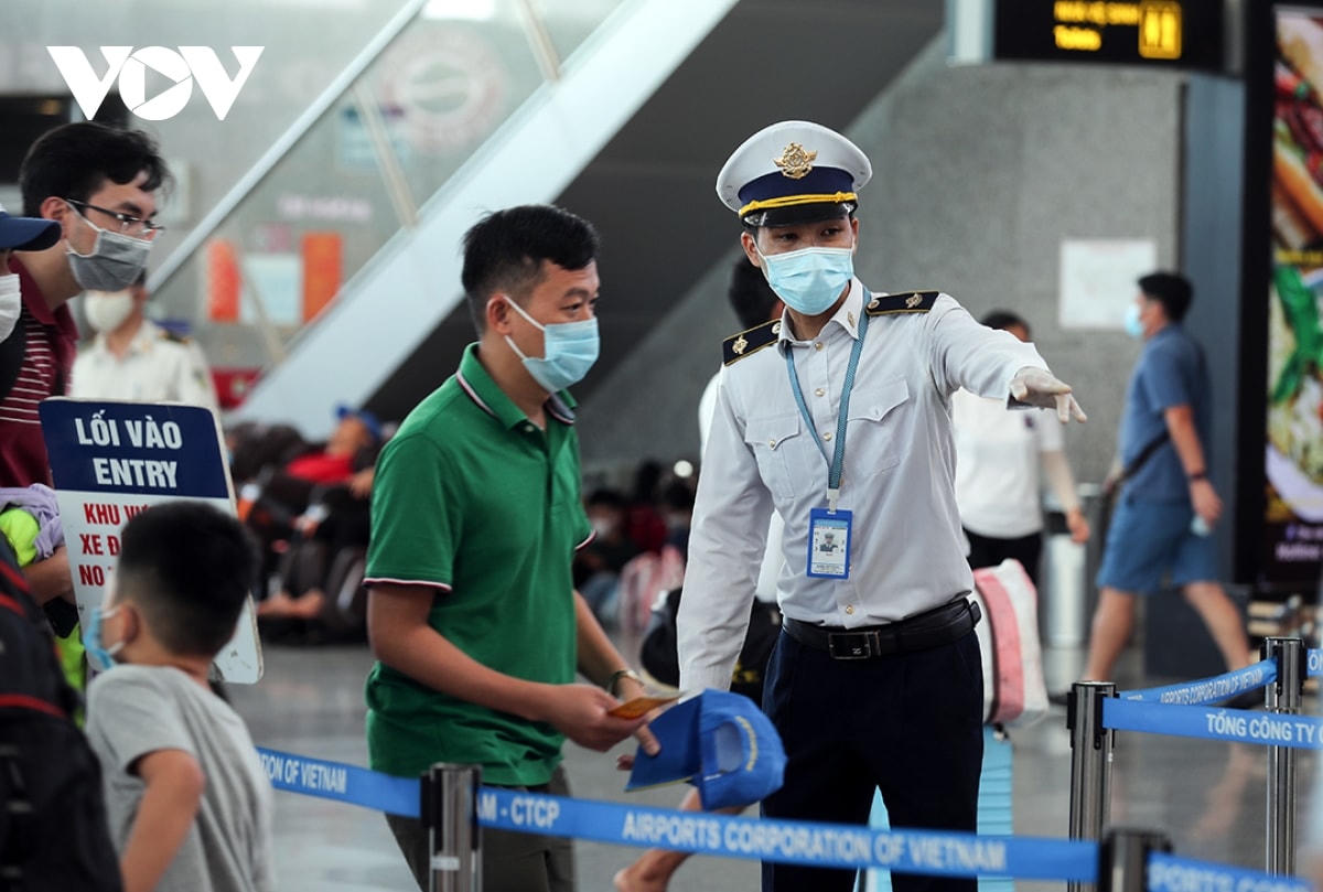 Việt Nam có thể ghi nhận các trường hợp mắc mới từ các ổ dịch cũ hoặc lây nhiễm từ trường hợp nhập cảnh, đặc biệt khi mở lại các đường bay thương mại quốc tế.