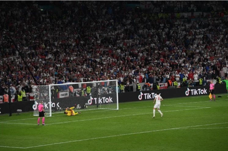 Nỗi lo đó càng tăng lên khi Harry Maguire thực hiện thành công lượt sút để giúp Anh dẫn 2-1. (Nguồn: UEFA).