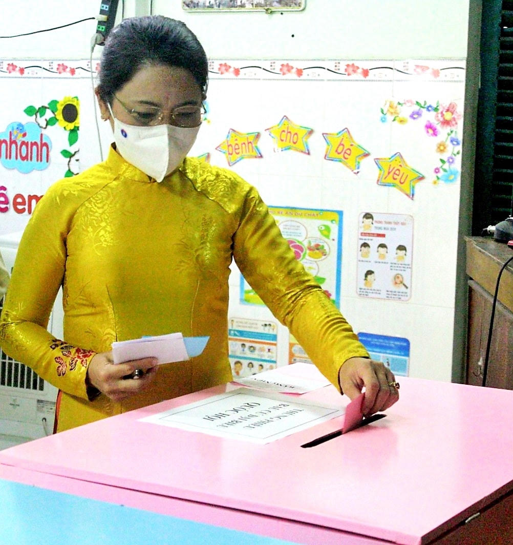 Bà Nguyễn Thị Phong Vũ, Ủy viên Ban Thường vụ Tỉnh ủy, Trưởng ban Dân vận Tỉnh ủy, Chủ tịch Ủy ban MTTQ Việt Nam tỉnh Bình Định tham gia bỏ phiếu bầu cử cữa số 2.
