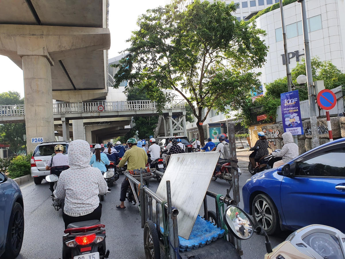 Tại một vài tuyến đường vẫn xảy ra hiện tượng ùn tắc giao thông cục bộ.