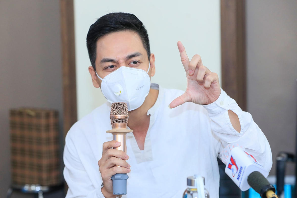 MC Phan Anh phát biểu tại Tọa đàm. Ảnh: Quang Vinh.