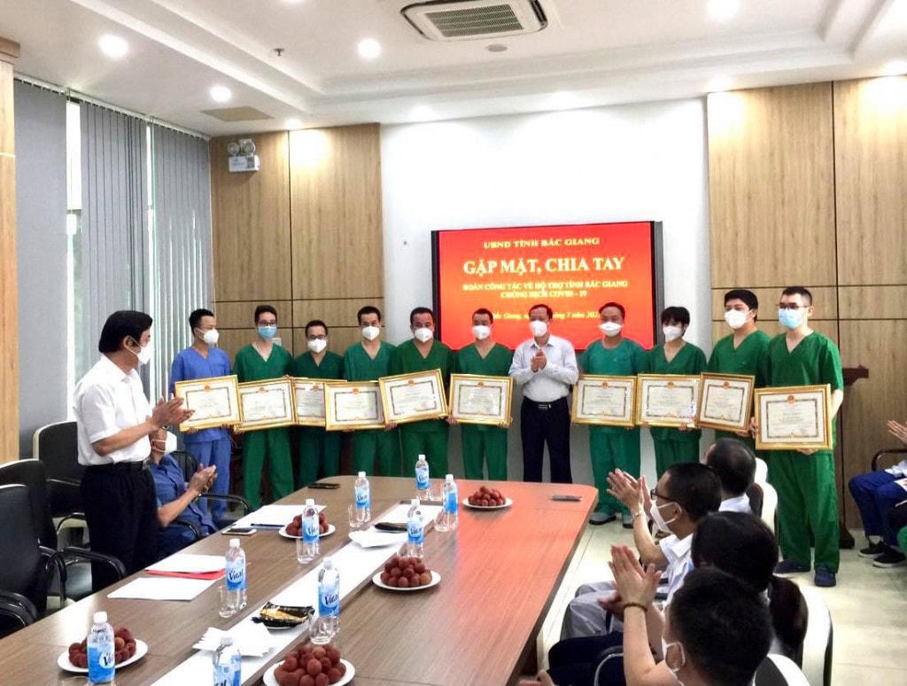 UBND tỉnh Bắc Giang trao tặng Bằng khen ghi nhận sự tham gia tích cực của đội ngũ y, bác sĩ tỉnh Quảng Ninh chi viện, hỗ trợ phòng, chống dịch Covid-19 tại Bắc Giang.
