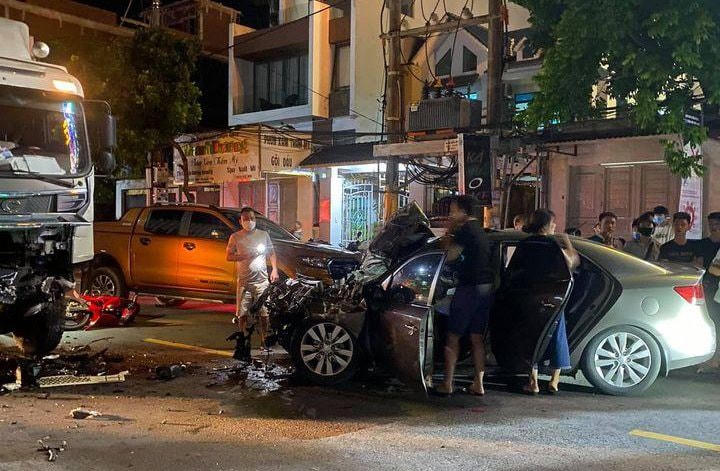 Hiện trường vụ tai nạn khiến một người tử vong, một người bị thương nặng.