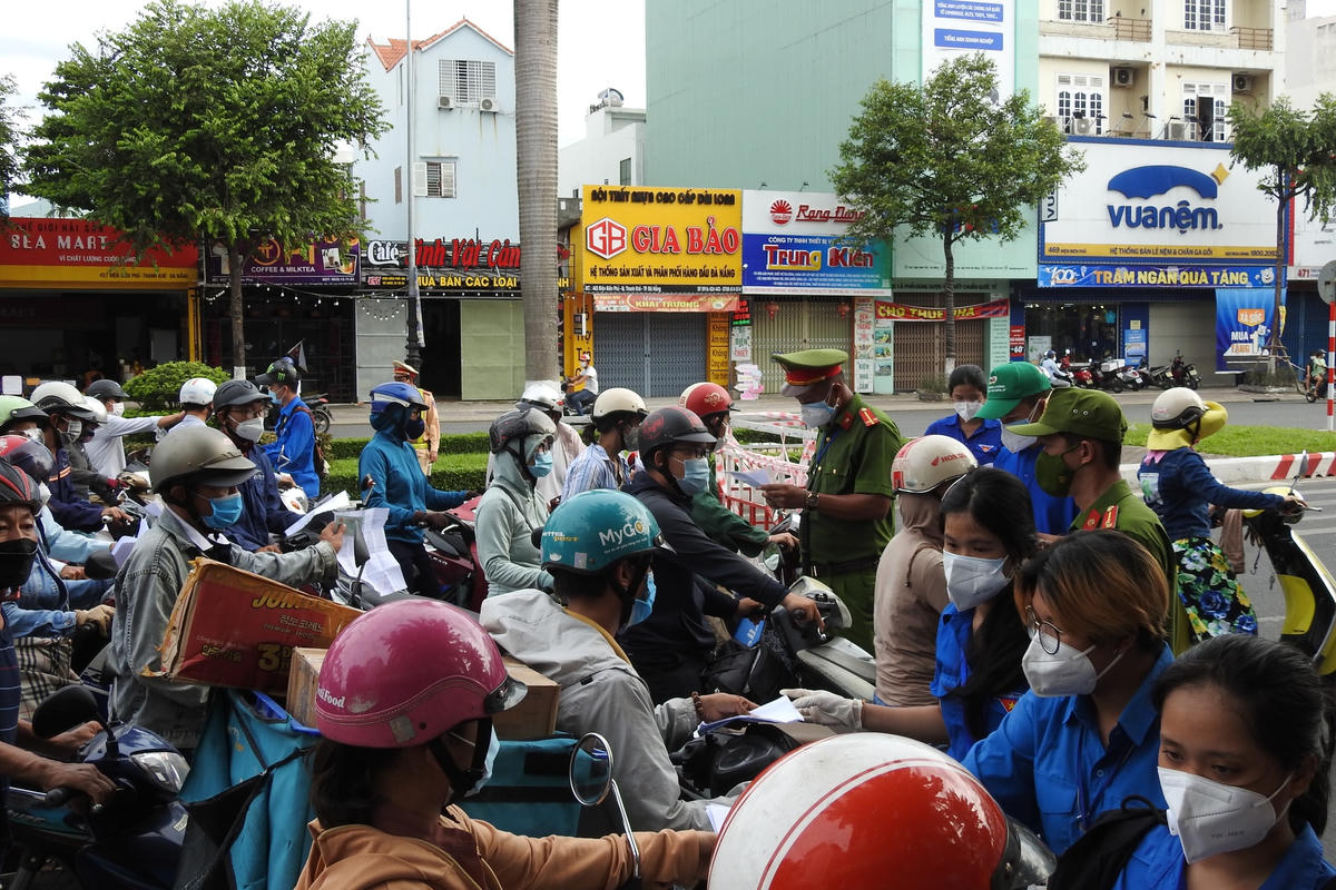 Cán bộ, chiến sỹ công an làm việc liên tục trong giờ cao điểm. Ảnh: Thanh Tùng.