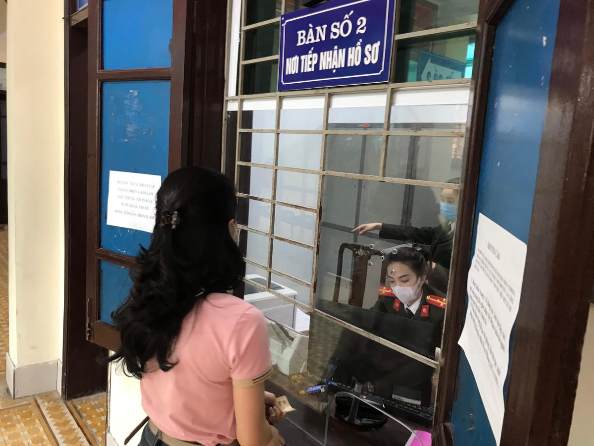 Việc đóng cửa khẩu cũng là nguyên nhân người dân chưa mặn mà làm thủ tục xuất cảnh.