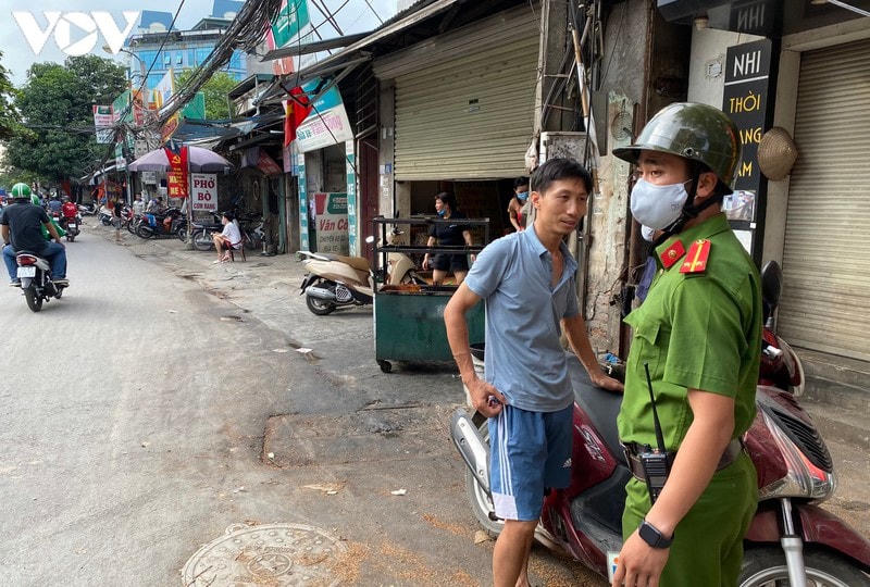 Hà Nội xử phạt hàng loạt trường hợp không đeo khẩu trang khi ra đường