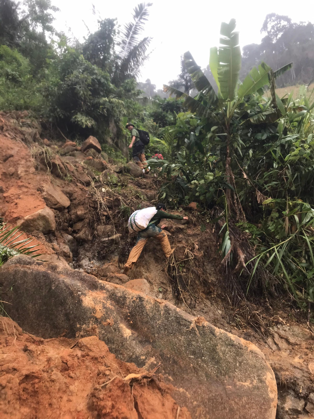 Lực lượng Công an Quảng Nam mang yếu phẩm tiếp tế cho bà con cô lập xã Phước Lộc.