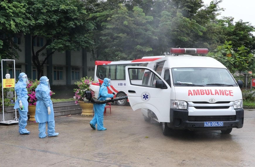 Công tác khử khuẩn được thực hiện nghiêm ngặt đối với tất cả các phương tiện đi ra và đi vào khu vực. (Ảnh: Quốc Dũng/TTXVN).  