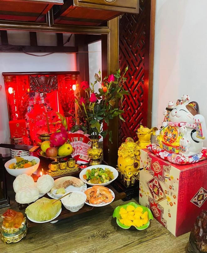 Cô bày tỏ: “Vợ chồng con cái con lễ mọn tâm thành kính dâng Thần Linh, Gia Tiên Tiền Tổ! Kính tiễn Ngài Đông Trù Tư Mệnh Táo Phủ Thần Quân. Thắp nén tâm hương tín chủ chúng con thành tâm kính bái”.