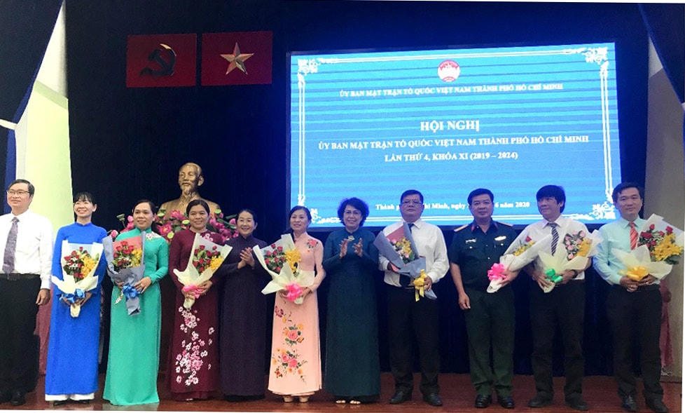 Phó Bí thư Thành ủy TP HCM Võ Thị Dung và Chủ tịch Ủy ban MTTQ Việt Nam TP Tô Thị Bích Châu chúc mừng các Ủy viên Ủy ban MTTQ Việt Nam TP vừa được hiệp thương.