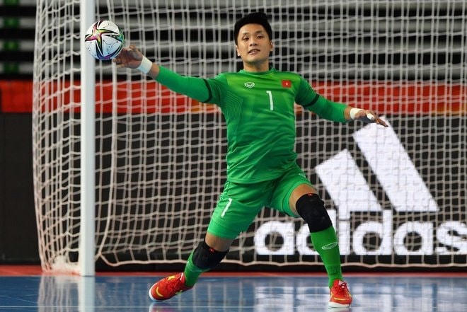Thủ thành Hồ Văn Ý tiếp tục chơi xuất sắc.