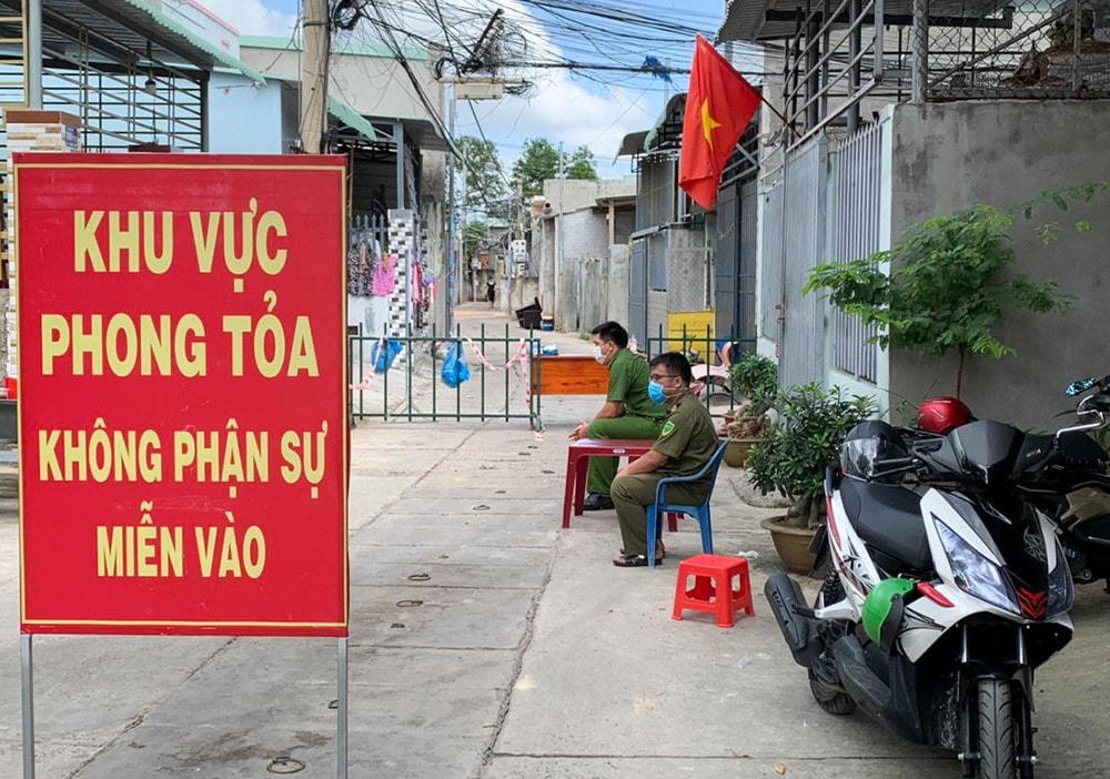 Lực lượng chức năng phong tỏa tạm thời liên quan đến trường hợp dương tính với SARS-CoV-2 tại ấp Phước Tân, xã Phước Tỉnh. Ảnh: Đ.H.