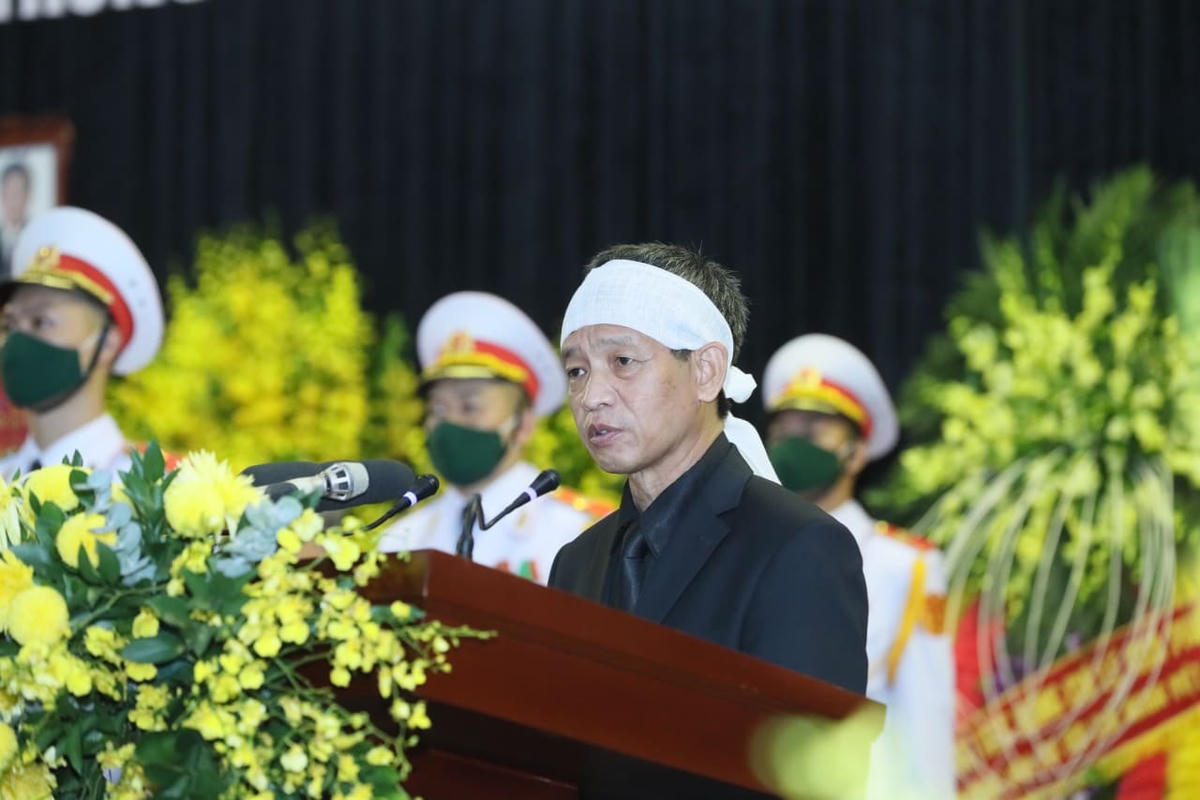 Sau phút mặc niệm, đại diện gia đình - ông Lê Minh Diễn, con trai nguyên Tổng Bí thư phát biểu đôi lời cảm ơn toàn thể nhân dân, bạn bè quốc tế.