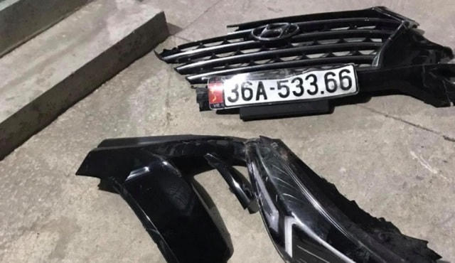 Biển kiểm soát và các mảnh vỡ được cho là của chiếc xe ô tô gây tai nạn rơi tại hiện trường.