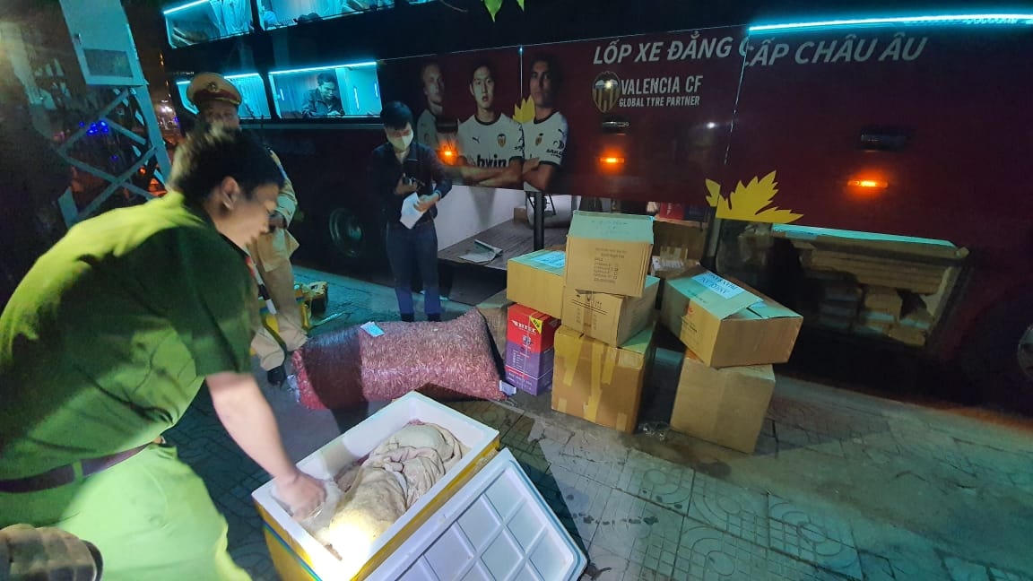 Lực lượng chức năng đang kiểm tra hàng hóa không rõ nguồn gốc.