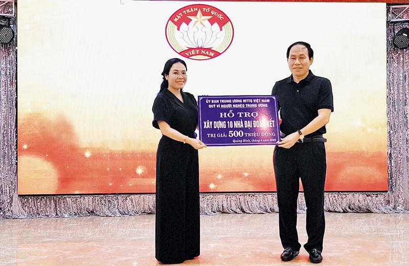 Phó Chủ tịch - Tổng Thư ký Lê Tiến Châu trao hỗ trợ xây dựng 10 nhà Đại Đoàn kết cho người nghèo ở Quảng Bình.