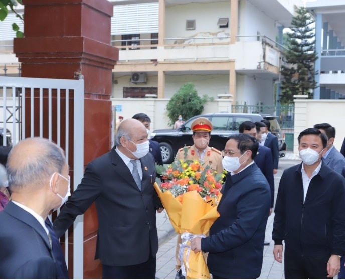 Ông Phạm Văn Tích, Chủ tịch CLB Hàm Rồng tặng hoa Thủ tướng Phạm Minh Chính.