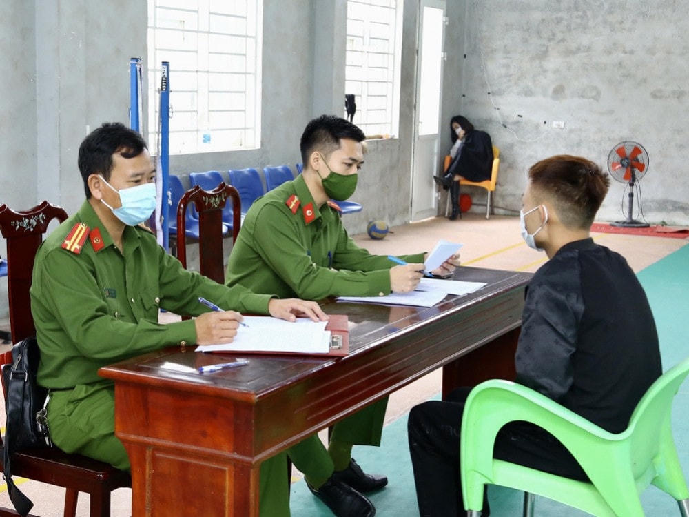 Công an làm việc với từng đối tượng.
