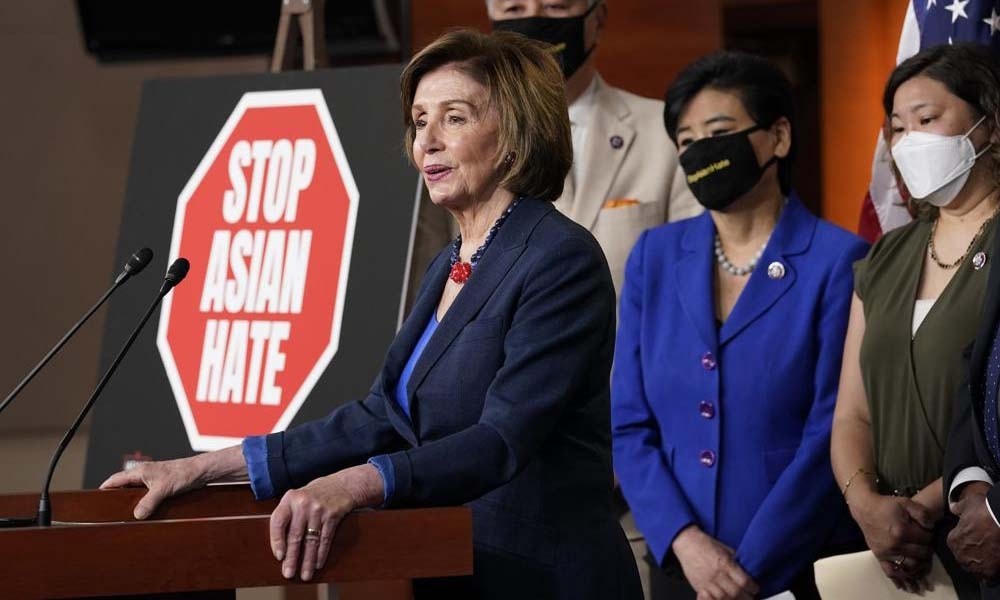 Chủ tịch Hạ viện Mỹ Pelosi (trái) họp báo tại Đồi Capitol, Washington, Mỹ, hôm 18/5. Ảnh: AP.  