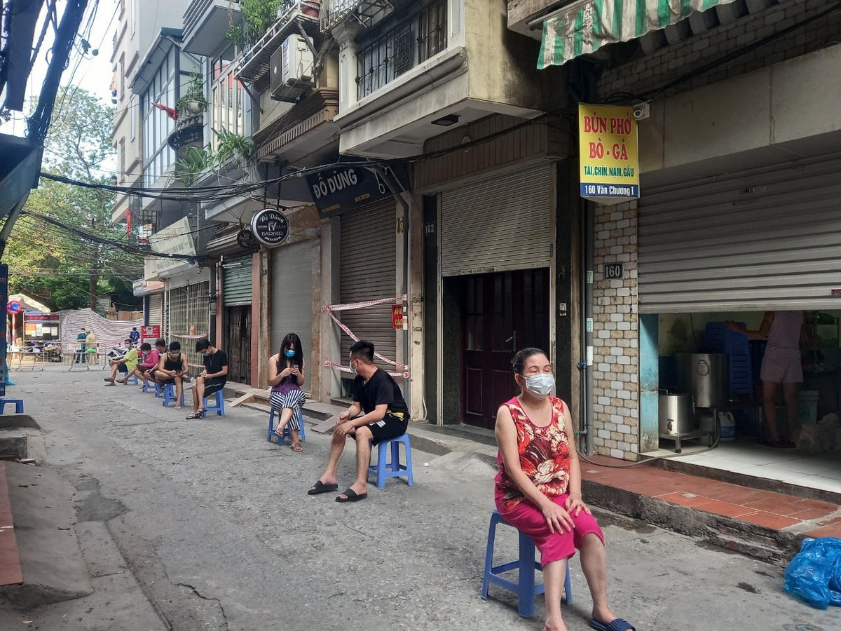 Người dân được yêu cầu ngồi giãn cách, chờ được gọi tên. Tất cả phải thực hiện đeo đầy đủ khẩu trang, không nói chuyện. 