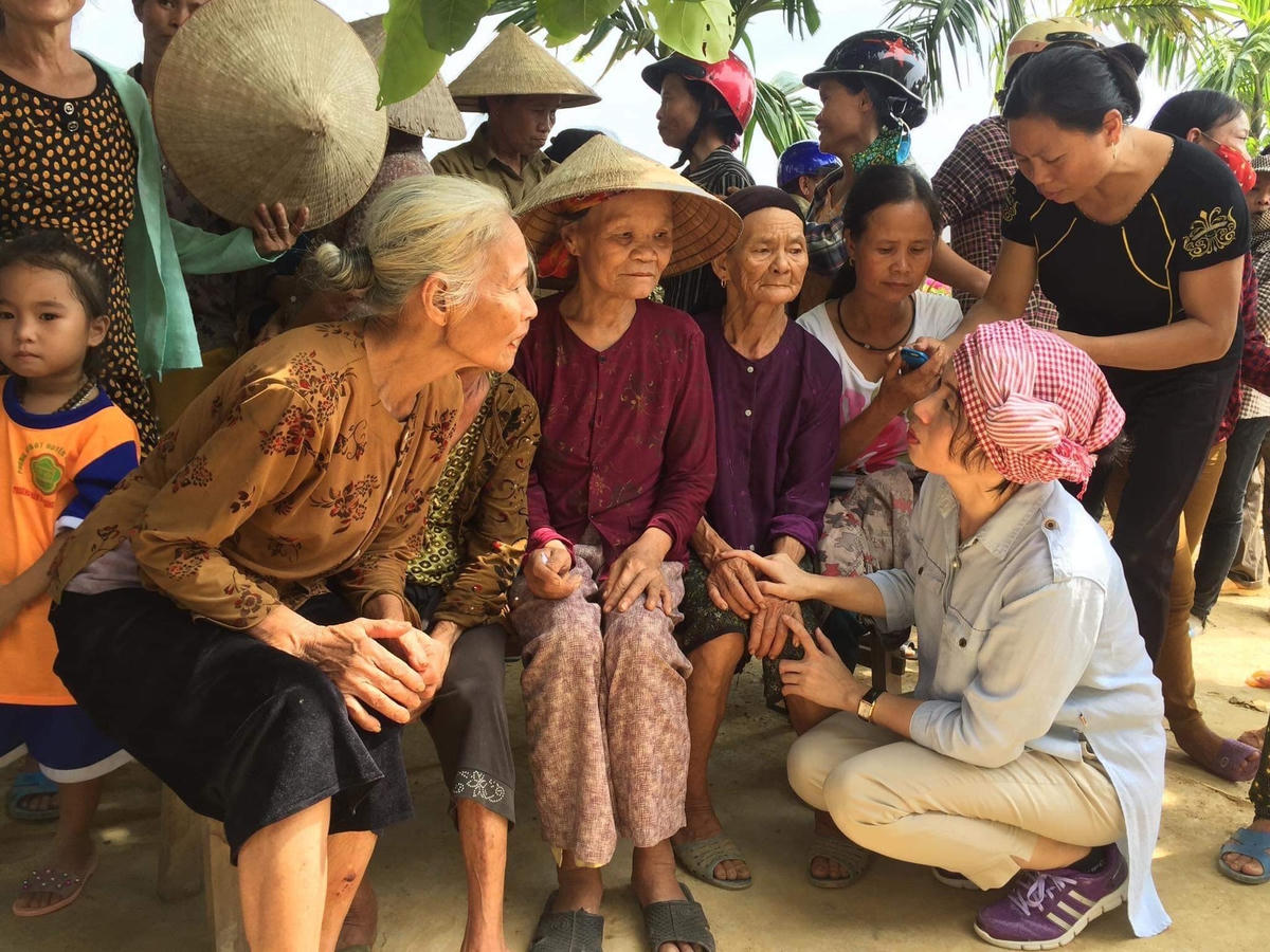 Nhà báo Phan Thanh Phong thăm hỏi đồng bào trong đợt lũ lịch sử tại Hương Khê - Hà Tĩnh năm 2014.