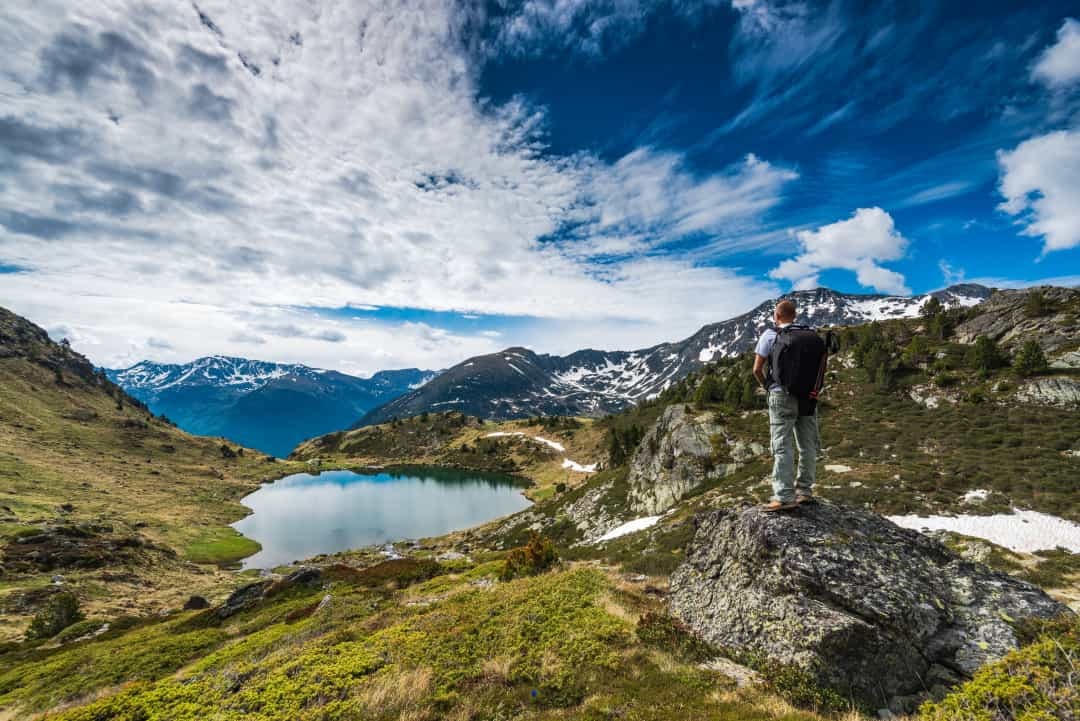 Andorra là quốc gia thuộc Châu Âu này nằm giữa Tây Ban Nha và Pháp, đây là quốc gia duy nhất trên thế giới có ngôn ngữ chính thức là tiếng Catalan.  