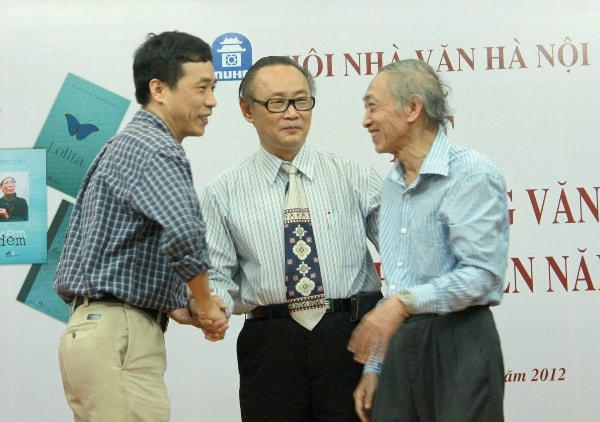 Nhà văn Nguyễn Bình Phương, nhà phê bình Ngô Thảo, dịch giả Dương Tường khi nhận giải của Hội Nhà văn Hà Nội.