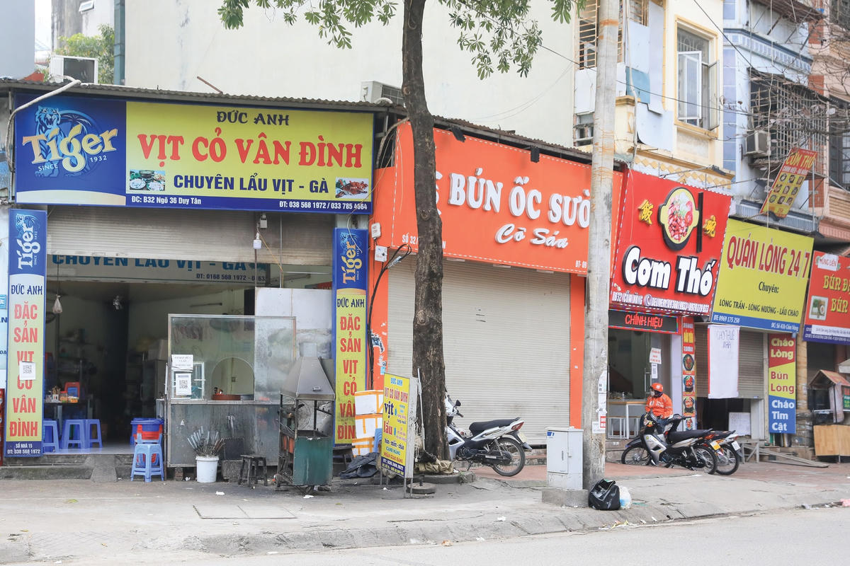 Hàng quán tại Hà Nội những ngày này luôn trong cảnh đìu hiu.