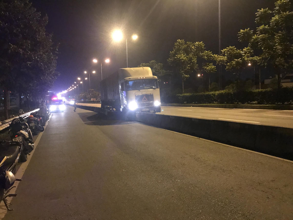 Xe container tông vào dải phân cách, tài xe tử vong trên ca bin. Ảnh: TL.
