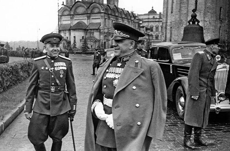 Nguyên soái Liên Xô, Đại tướng Georgy Zhukov (giữa) tại Cuộc diễu hành Chiến thắng đầu tiên.  