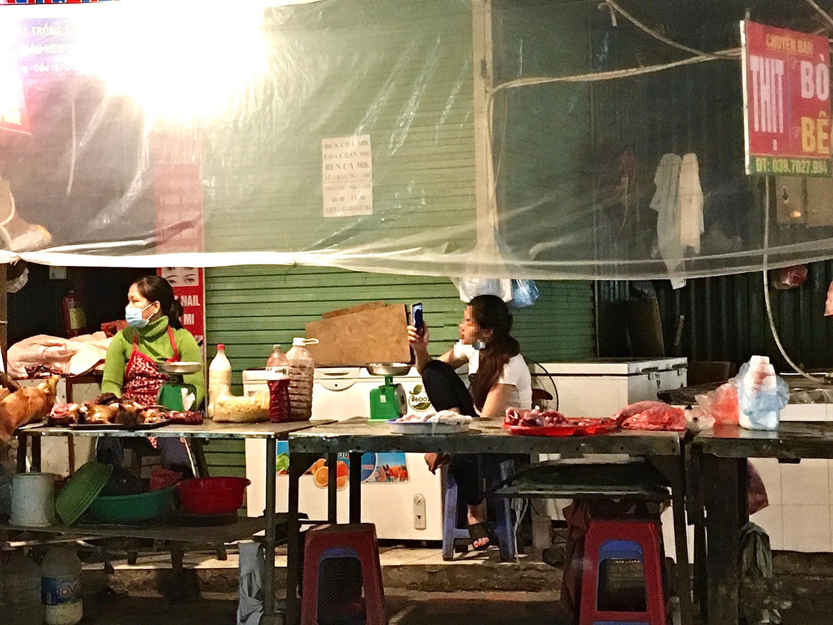 Tại chợ Phùng Khoang (quận Nam Từ Liêm), nhiều tiểu thương trong chợ vô tư tháo khẩu trang khi bán hàng.