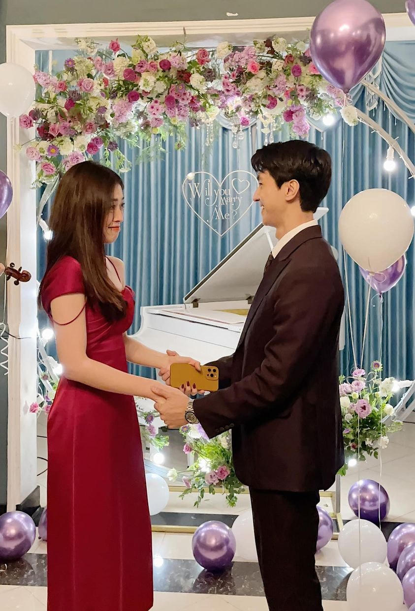 Nhân ngày lễ Valentine, Bình An bất ngờ quỳ gối cầu hôn Phương Nga. 