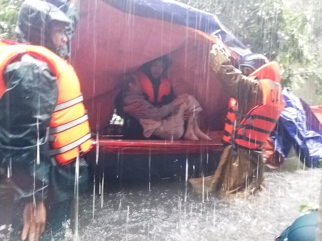 Hơn 43.000 người dân Hà Tĩnh đang phải sơ tán tránh lũ.