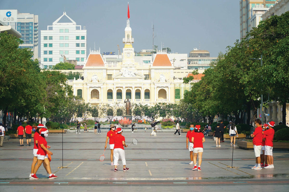 Người dân chơi thể thao sáng 25/12.