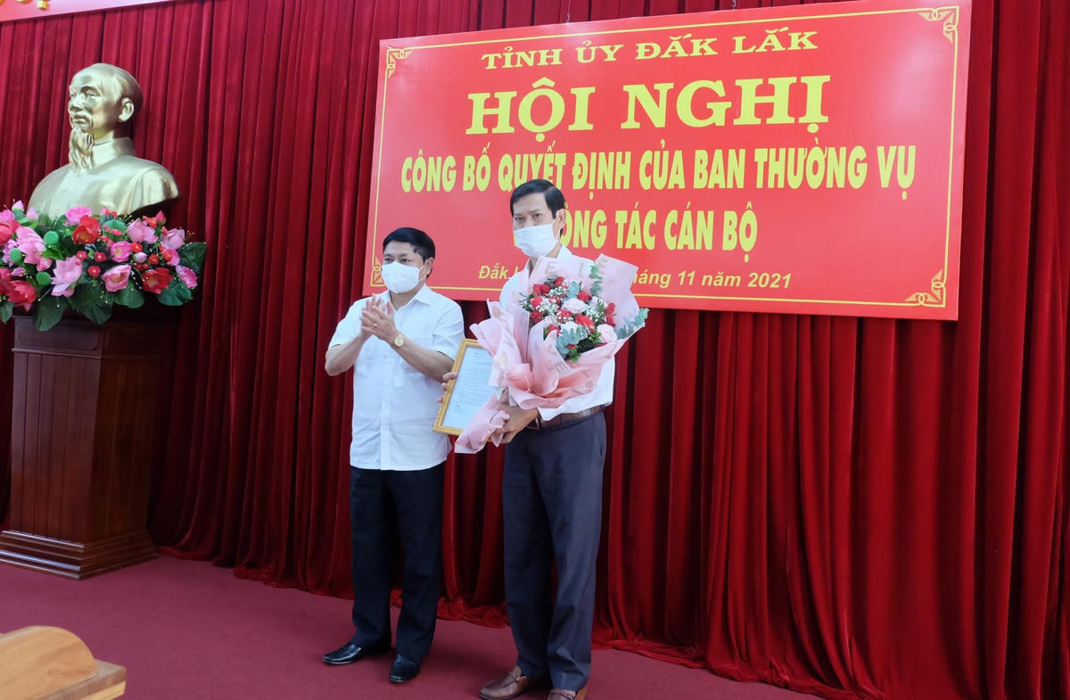 Ông Phạm Minh Tấn, Phó Bí thư Thường trực Tỉnh ủy Đắk Lắk trao quyết định bổ nhiệm cho ông Lê Văn Thành.
