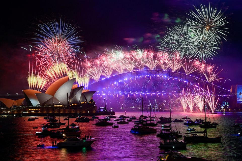 Pháo hoa trên cầu Cảng Sydney trong lễ đón giao thừa ở Sydney, Australia. 