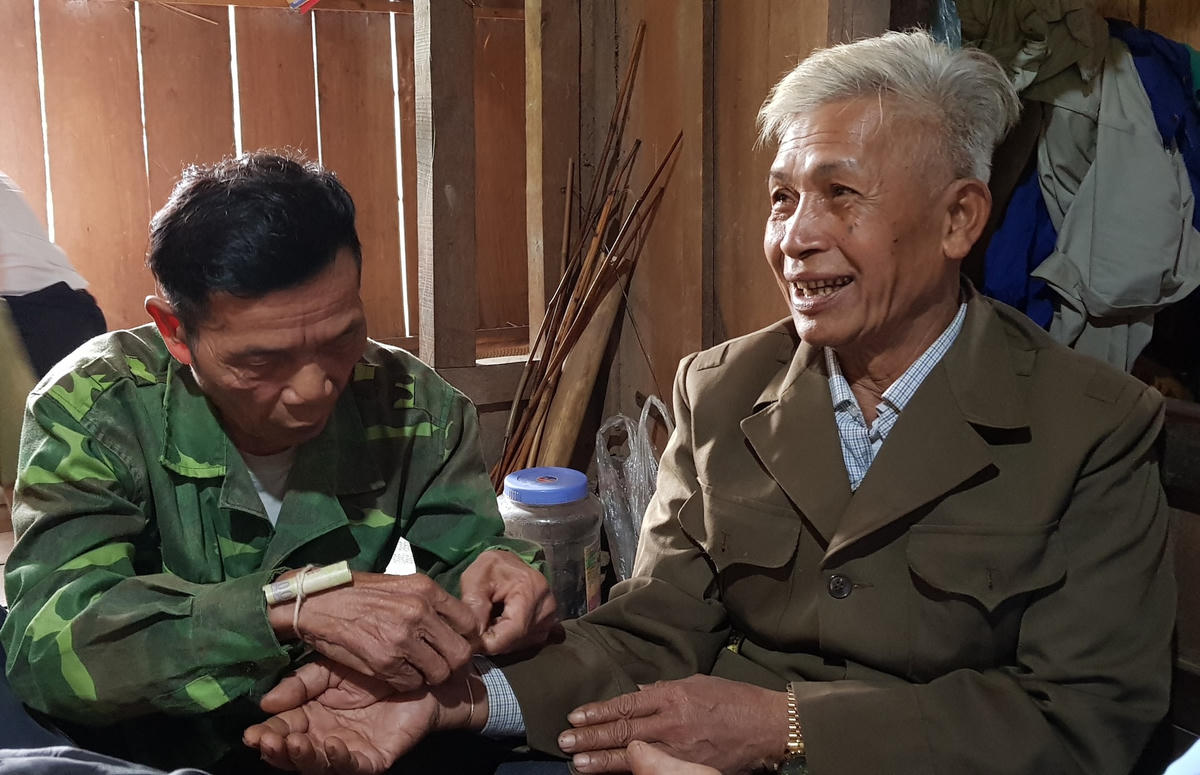 Buộc chỉ cổ tay cho gia chủ Hồ Xay.